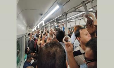 স্বস্তি ও উচ্ছ্বাস নিয়ে মেট্রোরেলে চড়লেন সাধারণ যাত্রীরা