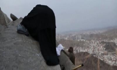 মক্কায় হাজিদের কাপড় ছিনিয়ে নিচ্ছে বানর!