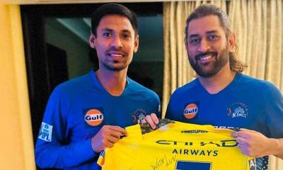 ধোনির জার্সি পেয়ে খুশিতে ফিজ যা বললেন