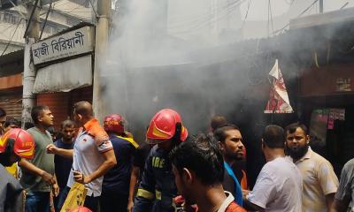 নাজিরাবাজারে দোকানে আগুন