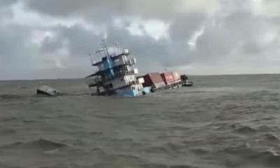 বৈরী আবহাওয়ায় বঙ্গোপসাগরের উপকূলে ডুবে যাচ্ছে কনটেইনারবাহী জাহাজ