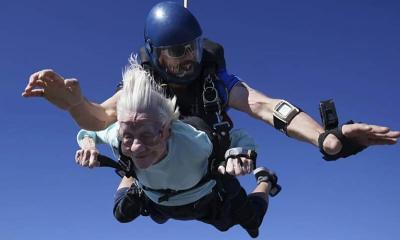 ১০৪ বছর বয়সে স্কাইডাইভিং করে রেকর্ড গড়লেন এই নারী