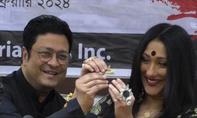 ঋতুপর্ণার হাতে নৌকা তুলে দিলেন ফেরদৌস