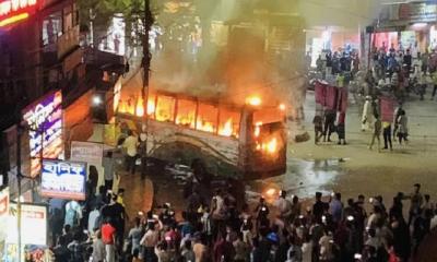 রাজধানীর সায়দাবাদে রাইদা পরিবহনের বাসে আগুন