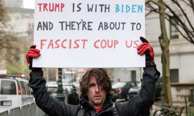 আদালতের ভেতরে ট্রাম্প, বাইরে নিজের গায়ে আগুন দিলেন যুবক