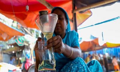 বাজারে আর মিলবে না খোলা সয়াবিন তেল