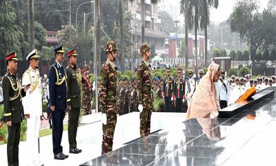 ঢাকা সেনানিবাসের শিখা অনির্বাণে প্রধানমন্ত্রীর পুষ্পস্তবক অর্পণ