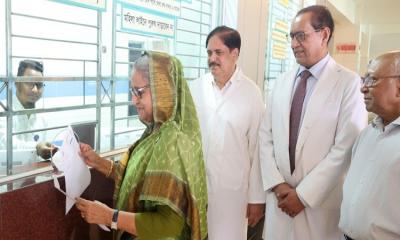 ১০ টাকার টিকিটে চোখ পরীক্ষা করালেন প্রধানমন্ত্রী