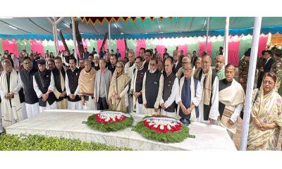 টুঙ্গিপাড়ায় বঙ্গবন্ধুর প্রতি শ্রদ্ধা নিবেদন করেছেন প্রধানমন্ত্রী ও মন্ত্রীরা