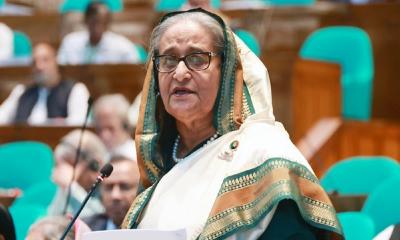 সংসদে টেবিল চাপড়ে প্রধানমন্ত্রীকে অভিনন্দন