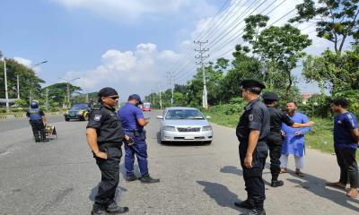 ঢাকার প্রবেশমুখে চেকপোস্ট বসিয়ে তল্লাশি করছে পুলিশ ও র‌্যাব