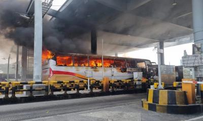 বঙ্গবন্ধু টোল  প্লাজায়  যাত্রীবাহী বাসে আগুন, পুড়ল  বুথ