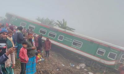 রেলপথ কেটে রাখা; ট্রেনের ৭ বগি উল্টে মৃত্যু ১; আহত হয়েছেন অনেকে