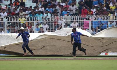 দক্ষিণ আফ্রিকার পতন থামাতে নামলো বৃষ্টি