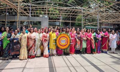 বঙ্গবন্ধুর প্রতিকৃতিতে যুব মহিলা লীগের পূর্ণাঙ্গ কমিটির শ্রদ্ধা নিবেদন