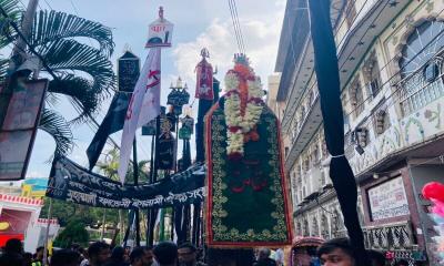 কারবালার শোকের মাতমে শিয়া সম্প্রদায়ের মিছিল