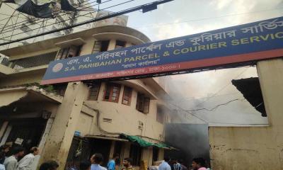 কাকরাইলে এসএ পরিবহন কুরিয়ারের প্রধান কার্যালয়ে আগুন; ১০ ইউনিটের চেষ্টায় নিয়ন্ত্রণে