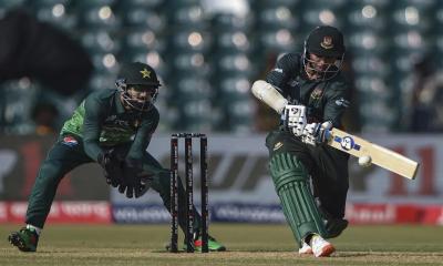 শতরানের জুটি ভেঙে সাজঘরে ফিরলেন সাকিব