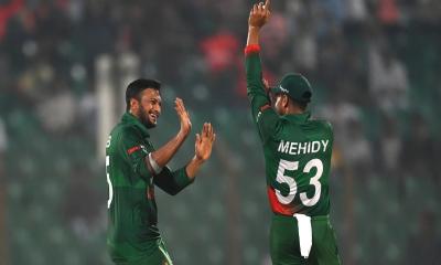 টস জিতে ব্যাটিং নিলেন সাকিব