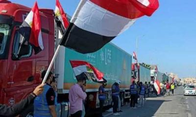 রাফাহ সীমান্তে সড়কে মেরামতের কাজ হওয়ায় অপেক্ষায় ত্রাণবাহী ট্রাক