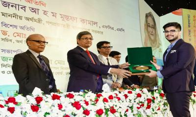 সেরা করদাতার সম্মাননা পেলেন সীমান্ত দাস