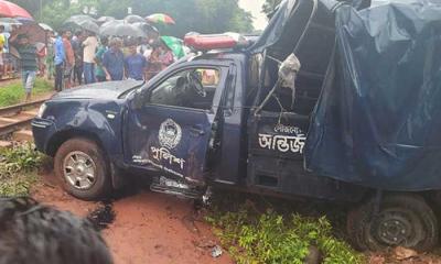 রেললাইন পার হওয়ার সময় পুলিশের গাড়িতে ট্রেনের ধাক্কা, নিহত ৩