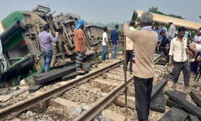 শ্রীপুরে ক্ষতিগ্রস্ত রেললাইনে গতি কমিয়ে চলছে ট্রেন