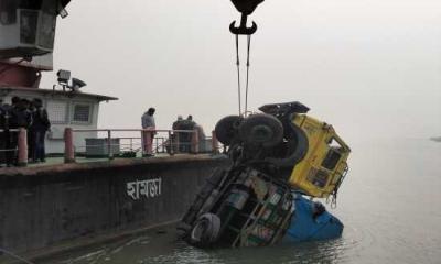 পাটুরিয়ায় ফেরিডুবির ৫ দিন পর আরেকটি ট্রাক উদ্ধার