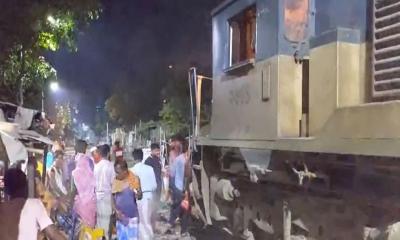 ট্রেনের ধাক্কায় অটোরিকশার ২ যাত্রী নিহত