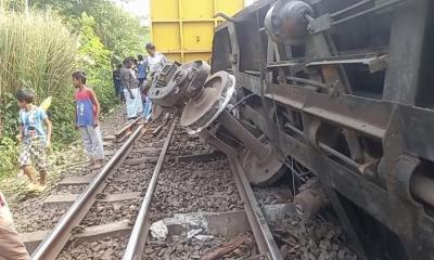 Dhaka‍‍`s rail link with northern regions disrupted as train derails in Natore