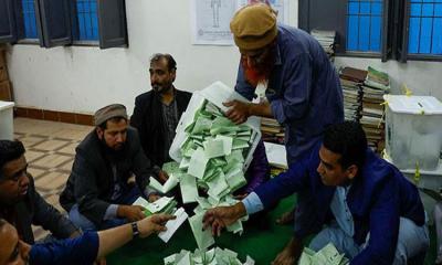 অর্ধেকের বেশি আসনে এগিয়ে ইমরান দলের প্রার্থীরা