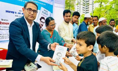 ঢাবিতে শিশু-কিশোরদের মাঝে ‘অসমাপ্ত আত্মজীবনী’ বিতরণ