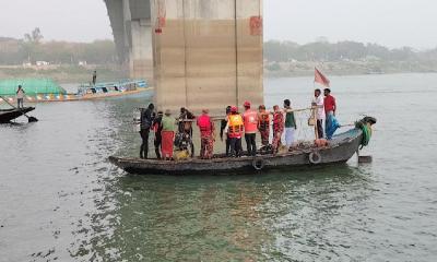 মেঘনায় ট্রলারডুবি: নিখোঁজদের মধ্যে ৪ জনের মরদেহ উদ্ধার