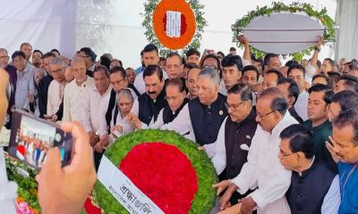 শেখ কামালের প্রতিকৃতিতে আওয়ামী লীগের শ্রদ্ধা