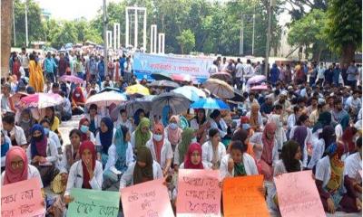 দ্বিতীয় দিনেও অনশনে বিএসএমএমইউ’র পোস্ট গ্র্যাজুয়েট প্রাইভট চিকিৎসকরা