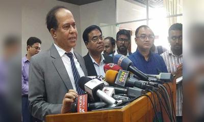 টেবিলে বসে একসাথে চা পান শেষে আলোচনায় সংকট নিরসন করুন