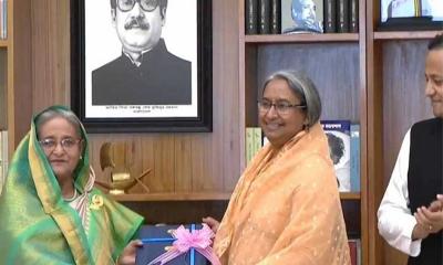 প্রধানমন্ত্রী শেখ হাসিনার কাছে এসএসসি পরীক্ষার ফল হস্তান্তর