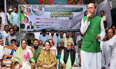 এবার মঞ্চ ভেঙে পড়ে গেলেন আওয়ামী লীগের প্রেসিডিয়াম সদস্য রিমি