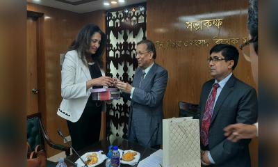 উজরা জেয়াকে ‘বই ও নৌকা’ উপহার দিলেন আইনমন্ত্রী