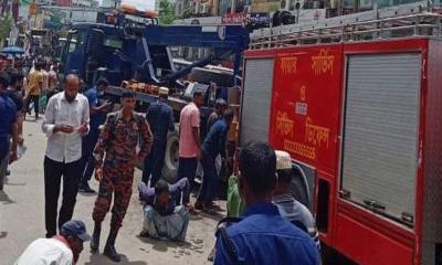 ফায়ার সার্ভিসের গাড়ি দুর্ঘটনায় চালকসহ নিহত ২