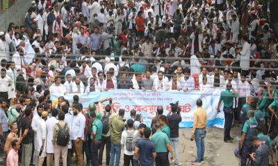 শাহবাগ সড়কের একপাশ অবরোধ করে বিএসএমএমইউ’র প্রাইভট চিকিৎসকদের অবস্থান