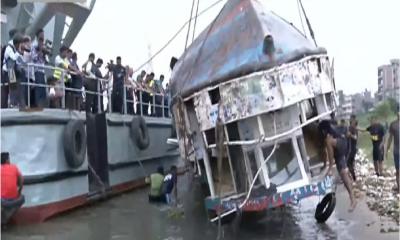 বুড়িগঙ্গায় ডুবে যাওয়া ওয়াটার বাস উদ্ধার, মেলেনি কোনো মৃতদেহ