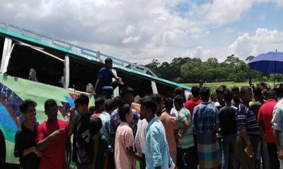 নিয়ন্ত্রণ হারিয়ে বাস পুকুরে, নিহতের সংখ্যা বেড়ে ১৭