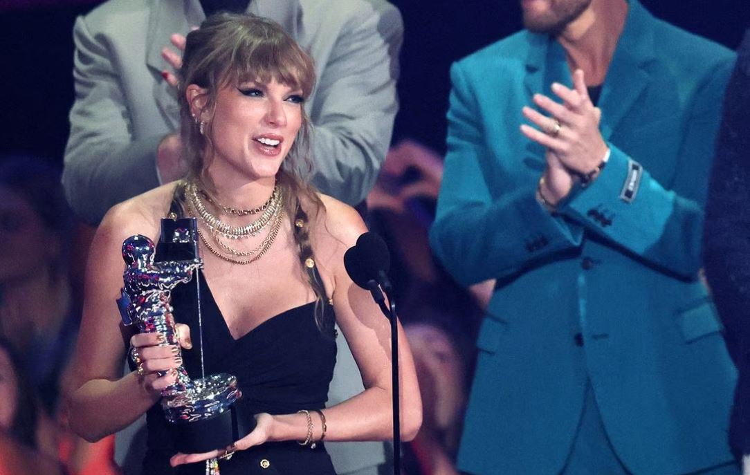 Taylor Swift racks up trophies at MTV‍‍`s Video Music Awards