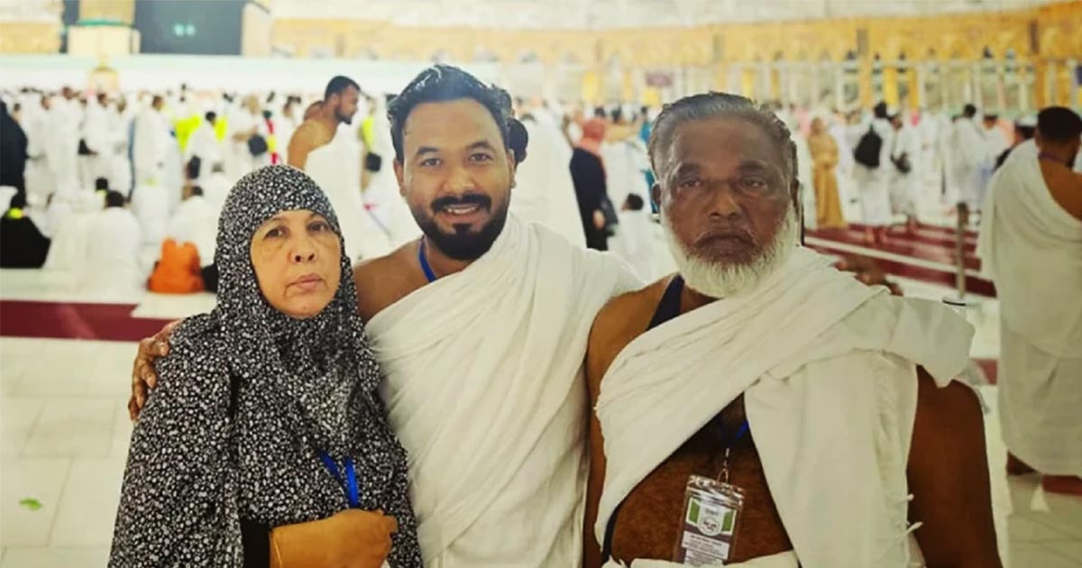 মা-বাবাকে সাথে নিয়ে ওমরাহ করলেন অভিনেতা পলাশ