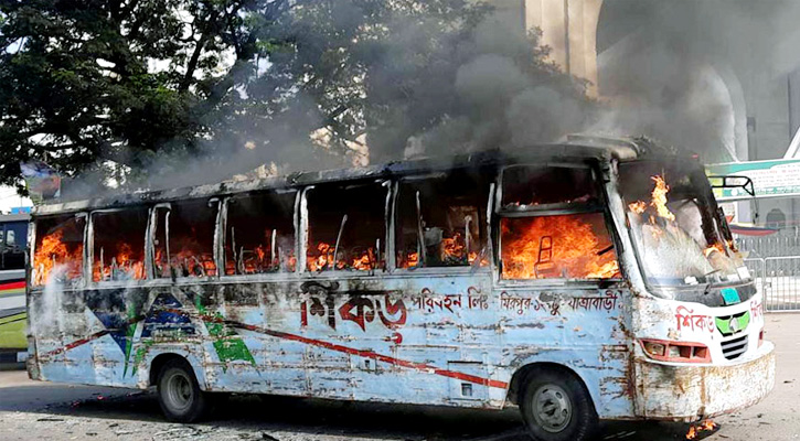 বায়তুল মোকাররমের দক্ষিণ গেটের সামনে বাসে আগুন