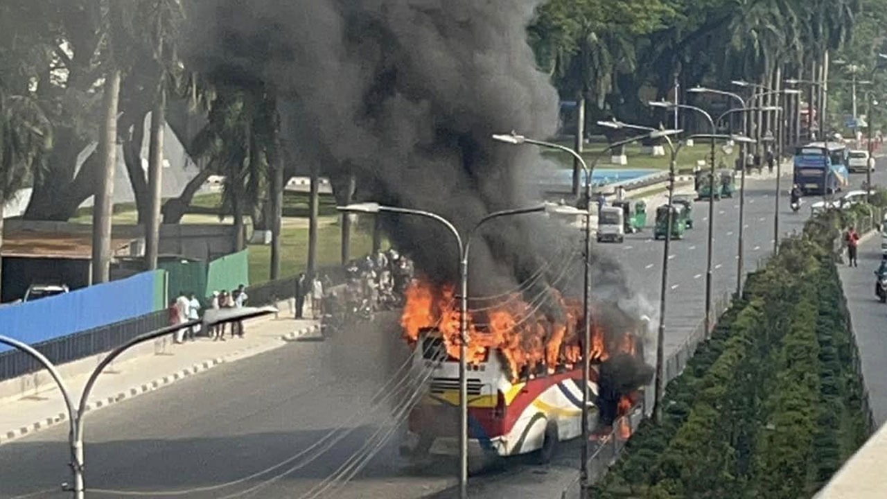 Passenger bus ignites in flames in Banani