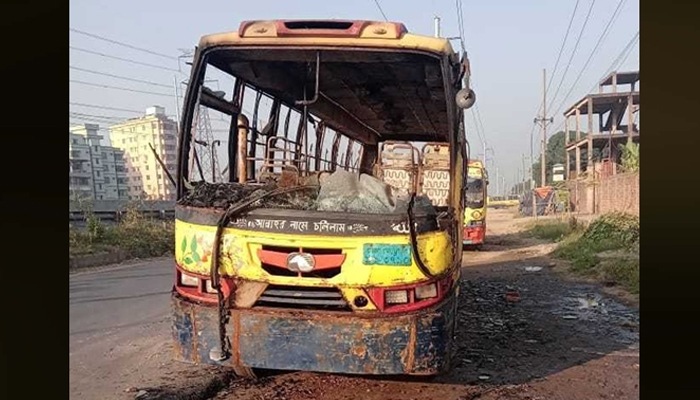 ডেমরায় বাসে আগুন: ঘুমন্ত অবস্থায় চালকের সহকারীর মৃত্যু