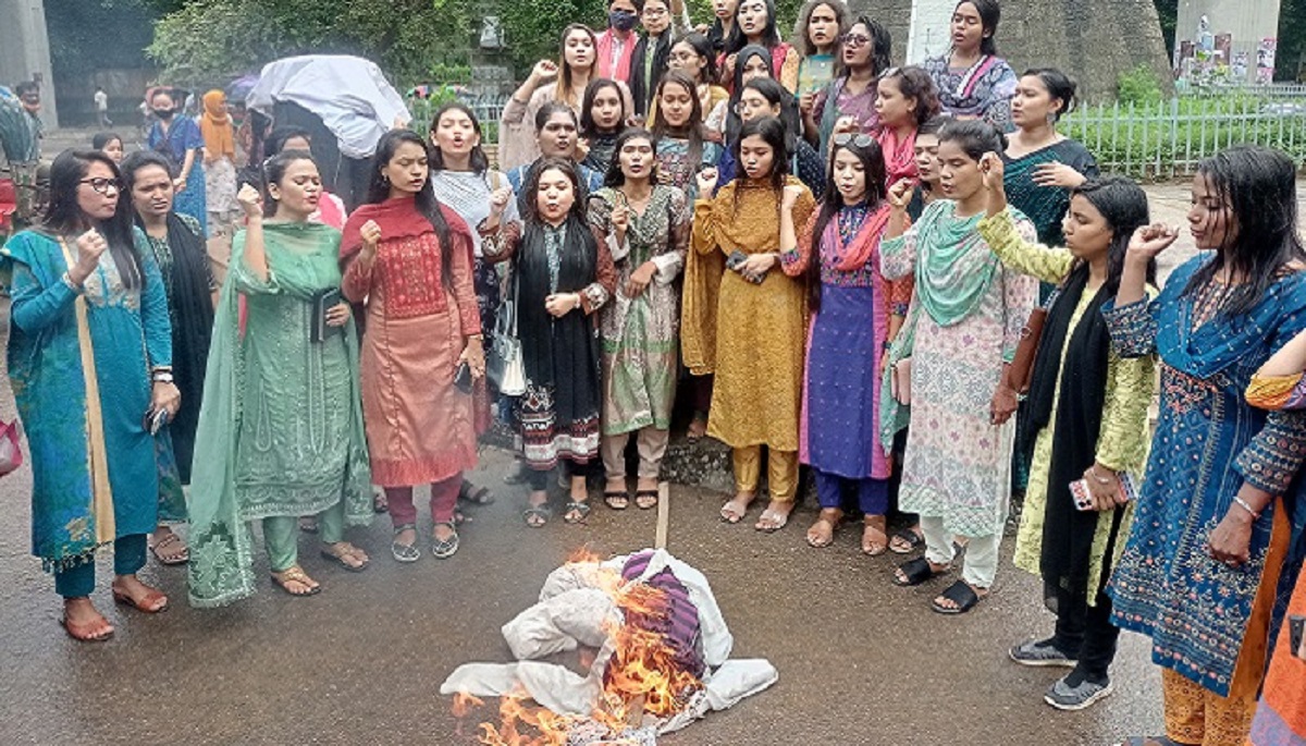 ঢাবিতে মির্জা ফখরুলের কুশপুত্তলিকা পোড়ালো ছাত্রলীগ