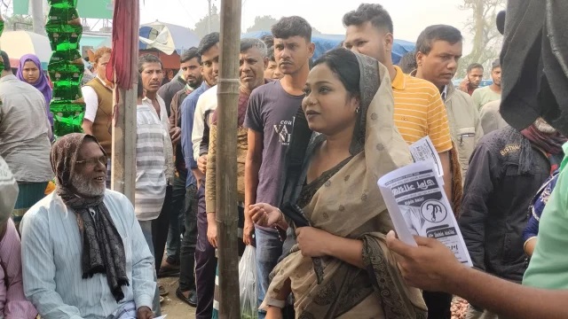 গানের মঞ্চ থেকে মানুষের উঠানে ডলি সায়ন্তনী!